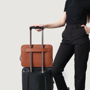 
Perspectiva del modelo vistiendo The Baxter Brown Leather Laptop Sleeve For Men & Women en modelo con caída natural bajo luz de día
