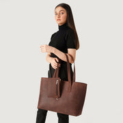
Distressed Brown Full-Grain leather Bag - Perspectiva trasera con correas de cuero reforzadas