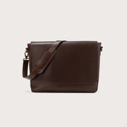 
The Carismatico Vintage Brown Leather Messenger Bag For Men & Women in Vintage Brown Full-Grain Leather - Full Exterior Vista frontal y silueta entallada | Comprar online