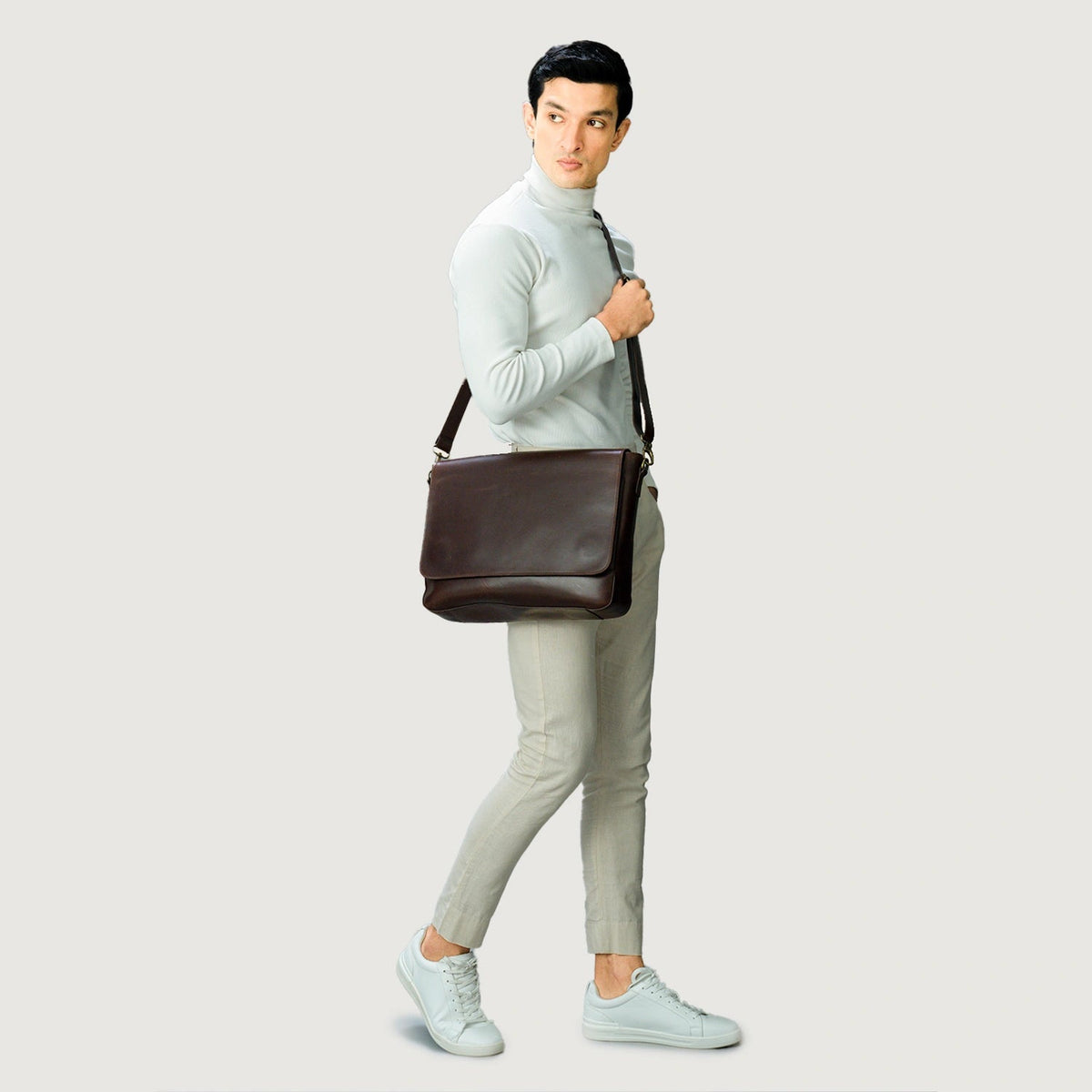 
Vintage Brown Full-Grain Leather Messenger Bag - Perspectiva trasera con correas de cuero reforzadas