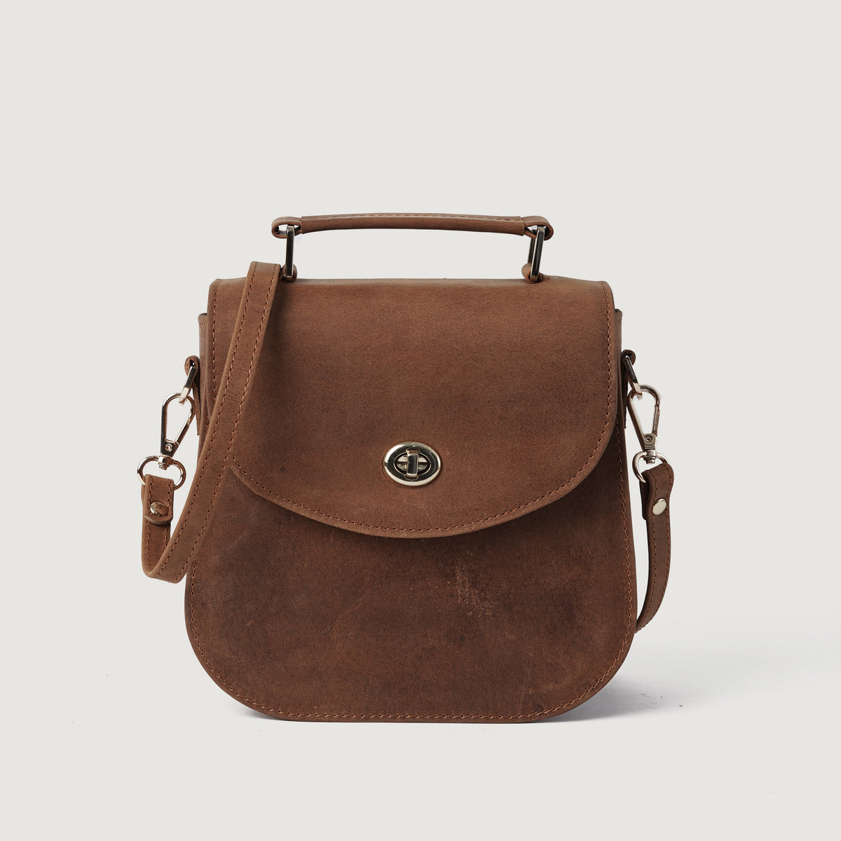 
The Sandra Vintage Tostado Leather Saddle Bag For Women in Tan Full Grain Naturally Milled Cowhide Leather. - Full Exterior Vista frontal y silueta entallada | Comprar online