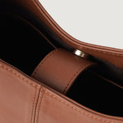 
Perspectiva del modelo vistiendo The Stefani Brown Leather Hobo Bag For Women en modelo con caída natural bajo luz de día