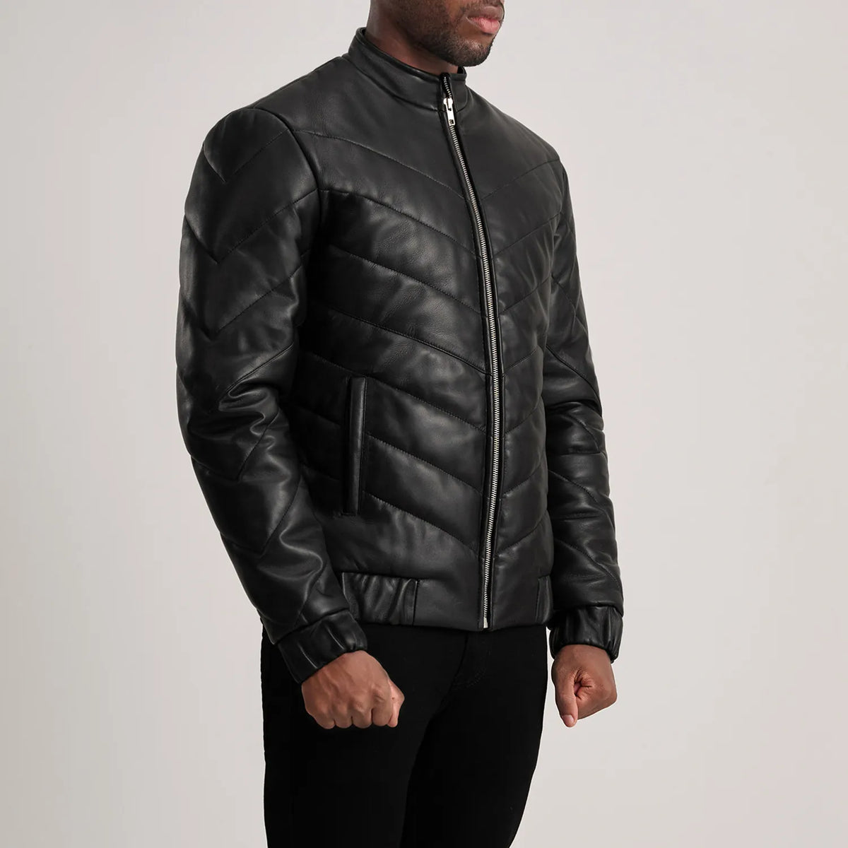 Black Sheepskin Leather Puffer Jacket - Vista trasera con ajuste entallado en hombros y bajo impecable