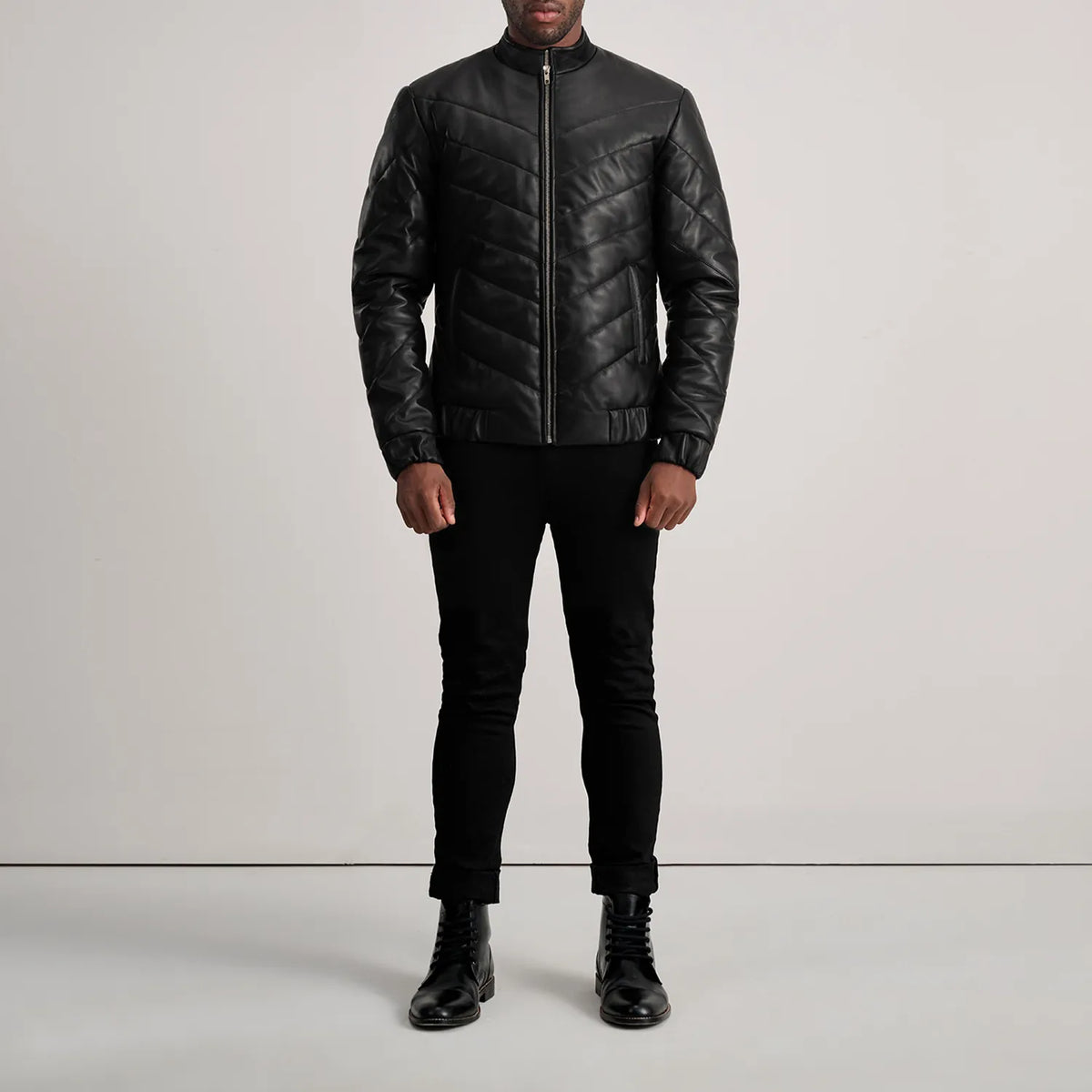 Travis Black Leather Puffer Jacket - Vista de perfil lateral con corte ergonómico de manga