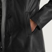 
Urban Slate Negro Abrigo de Cuero para Hombre - Vista lateral mostrando el corte ergonómico de mangas