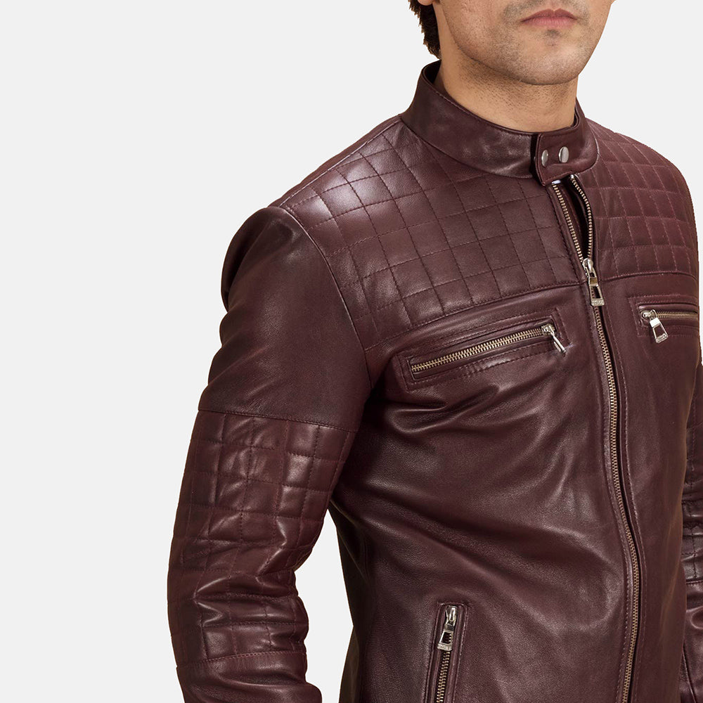 Urbane Acolchado Granate Chaqueta Biker de Cuero para Hombre - Vista de perfil lateral con corte ergonómico de manga