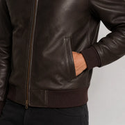 Detalle de cerca of Classic Collar &amp; Heavy-Duty Zipper Hardware on Dark Marrón Sheepskin Cazadora Bomber de Cuero para Hombre