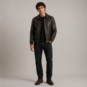 Dark Marrón Sheepskin Cazadora Bomber de Cuero para Hombre - Vista de perfil lateral con corte ergonómico de manga