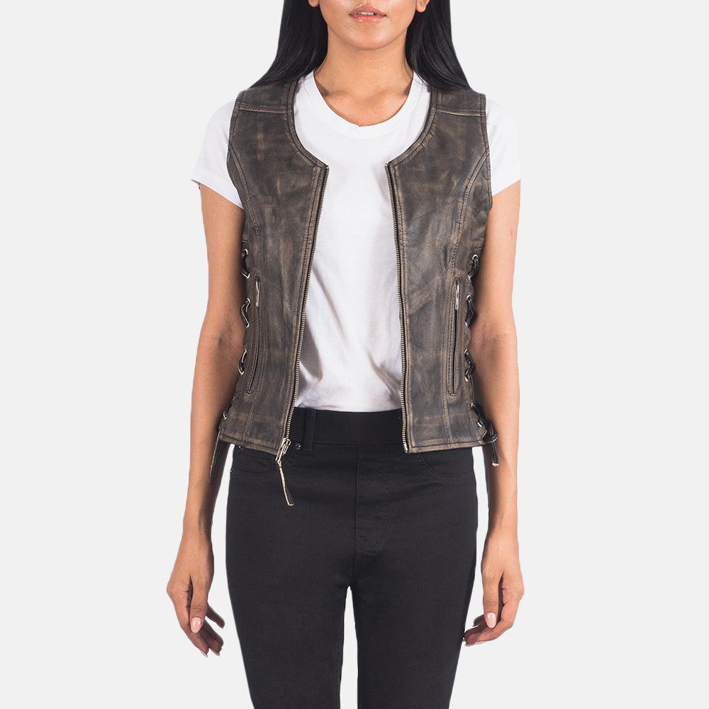 
Vanda Marrón Envejecido Leather Biker Vest para Mujer in Distressed Brown Goatskin Leather - Vista frontal y silueta entallada | Comprar online