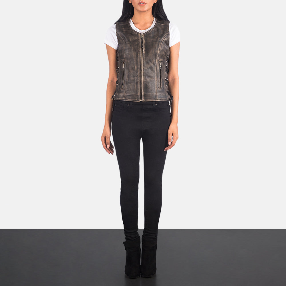 
Vanda Marrón Envejecido Leather Biker Vest para Mujer - Vista lateral mostrando el corte ergonómico de mangas