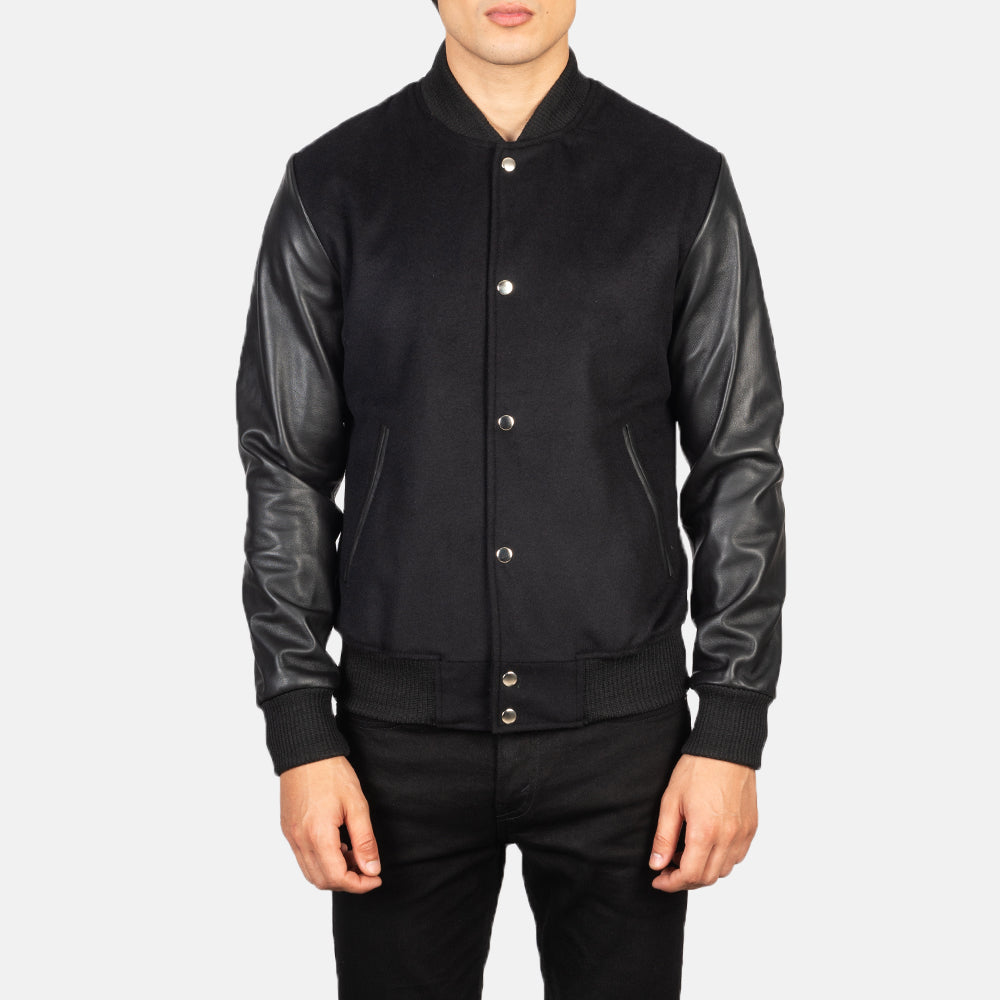 Detalle de cerca of Varsity &amp; Snap Buttons Hardware on Men's Vaxton Negro Hybrid Varsity Chaqueta de Cuero para Hombre