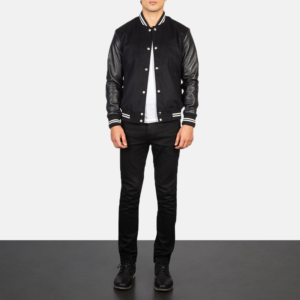 Men's Vaxton Negro Striped Hybrid Varsity Chaqueta de Cuero para Hombre - Vista de perfil lateral con corte ergonómico de manga