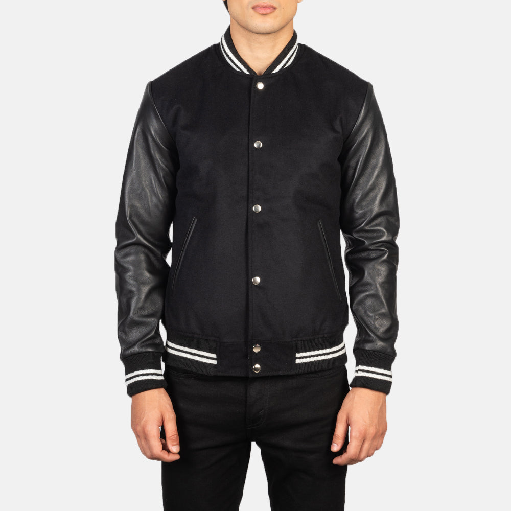 Detalle de cerca of Varsity &amp; Snap Buttons Hardware on Men's Vaxton Negro Striped Hybrid Varsity Chaqueta de Cuero para Hombre