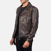 
Perspectiva del modelo vistiendo Vincent Black Leather Biker Jacket en modelo con caída natural bajo luz de día