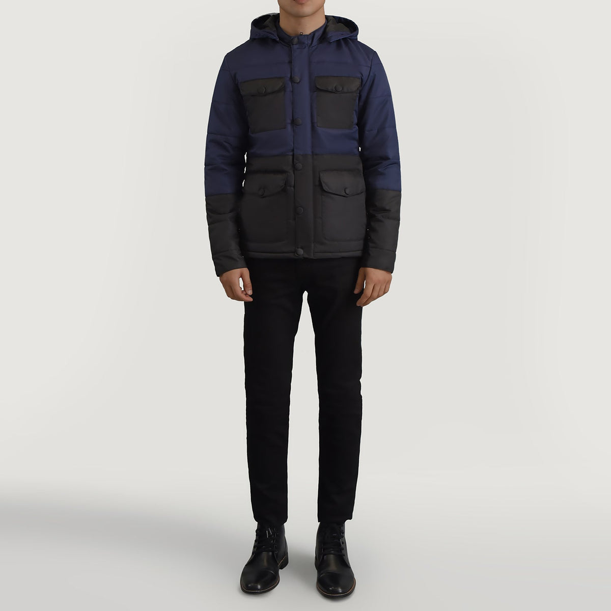 
Wayne Negro & Azul Hooded Puffer Chaqueta de Cuero para Hombre - Vista lateral mostrando el corte ergonómico de mangas