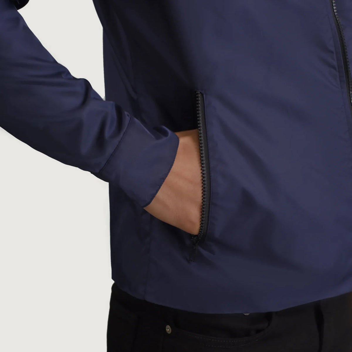 
Vista interior Showing Quilted Viscose Lining & Dos bolsillos interiores de utilidad