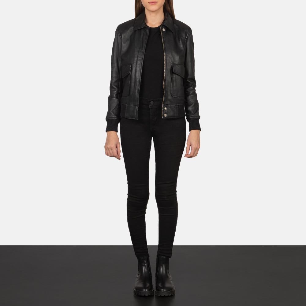 
Westa A-2 Black Leather Bomber Jacket - Vista lateral mostrando el corte ergonómico de mangas
