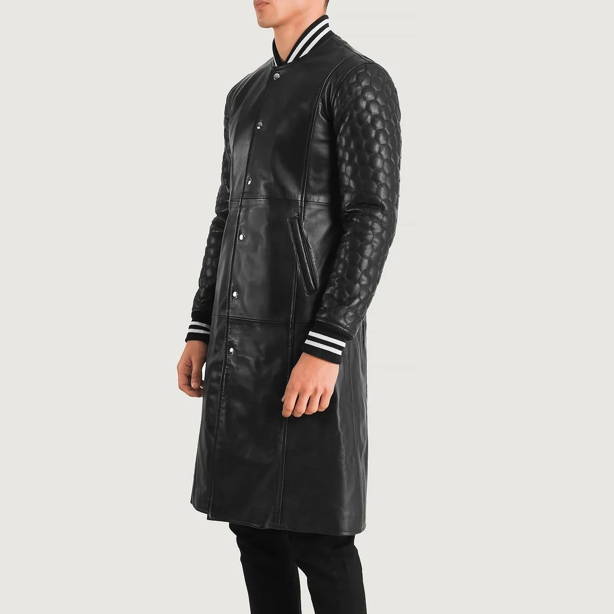 Black Sheepskin Leather Varsity Jacket - Vista trasera con ajuste entallado en hombros y bajo impecable