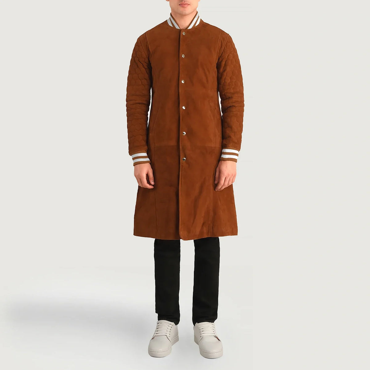 
Wilde Marrón Suede Varsity Abrigo de Cuero para Hombre - Vista lateral mostrando el corte ergonómico de mangas