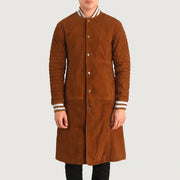 
Vista de detalle of Varsity collar & Snap Button button Hardware on Wilde Marrón Suede Varsity Abrigo de Cuero para Hombre