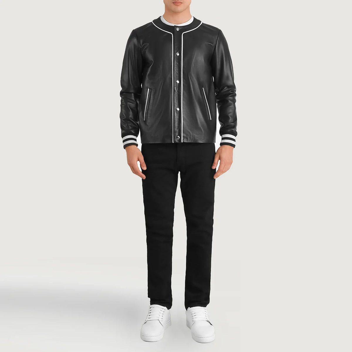Willis Black Leather Varsity Jacket - Vista de perfil lateral con corte ergonómico de manga