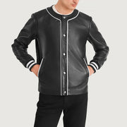 Detalle de cerca of Collarless &amp; Snap Button Buttons Hardware on Willis Black Leather Varsity Jacket