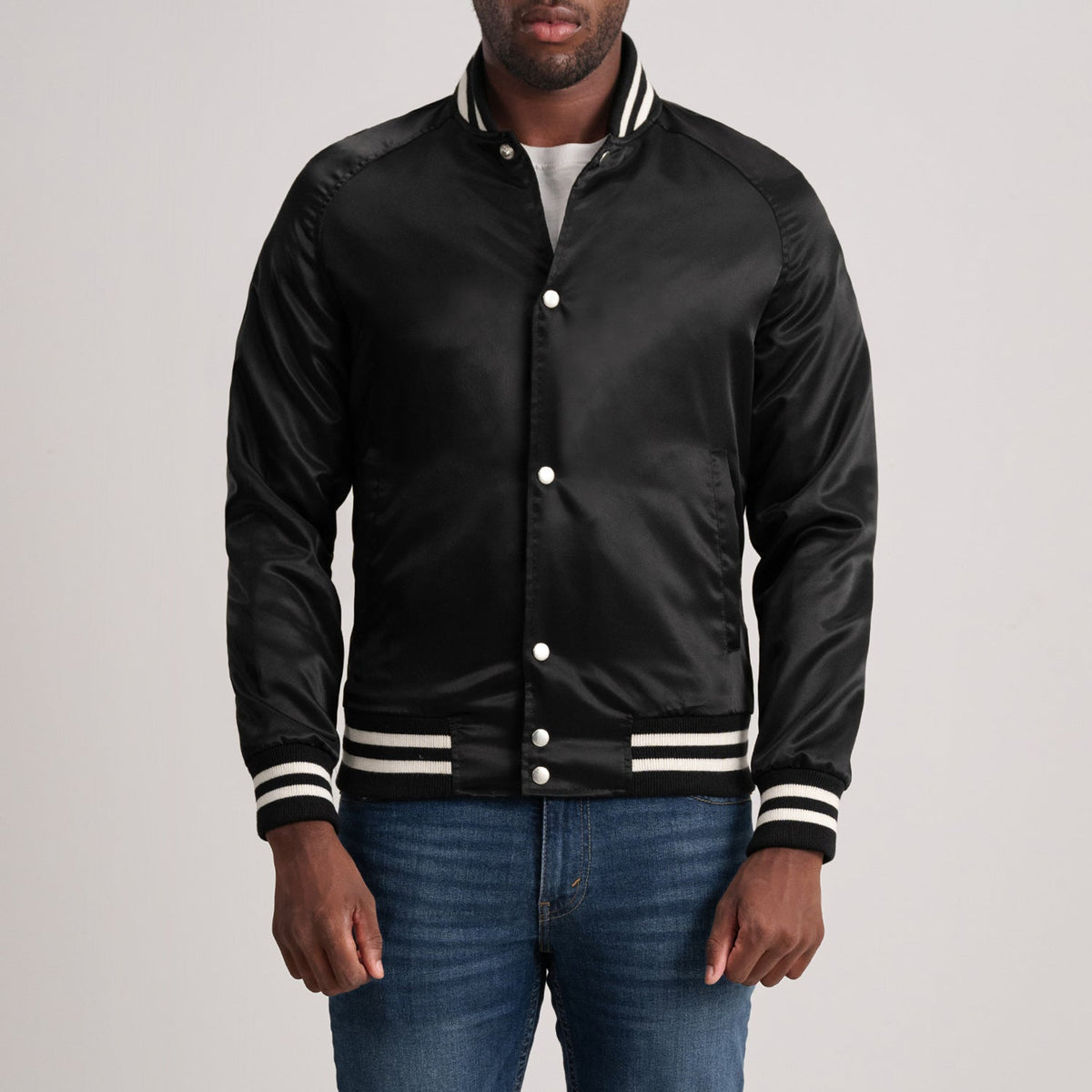 Xander Negro Varsity Chaqueta de Cuero para Hombre in Black Satin - Vista frontal y silueta a medida | Comprar online
