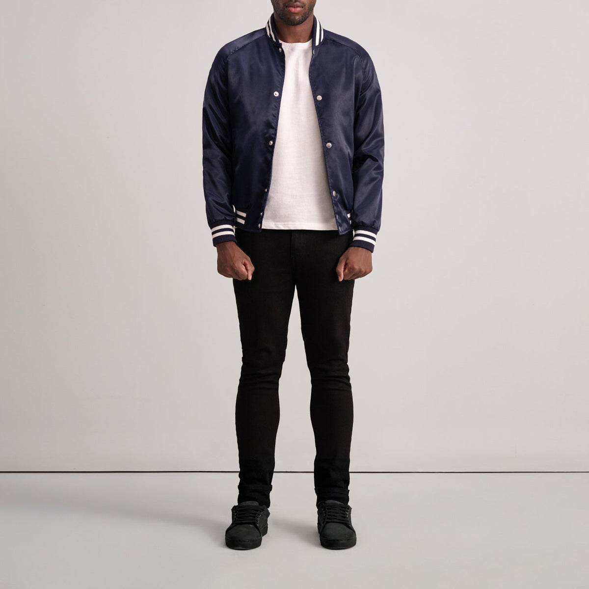 Detalle de cerca of Varsity &amp; Button Hardware on Xander Azul Varsity Chaqueta de Cuero para Hombre