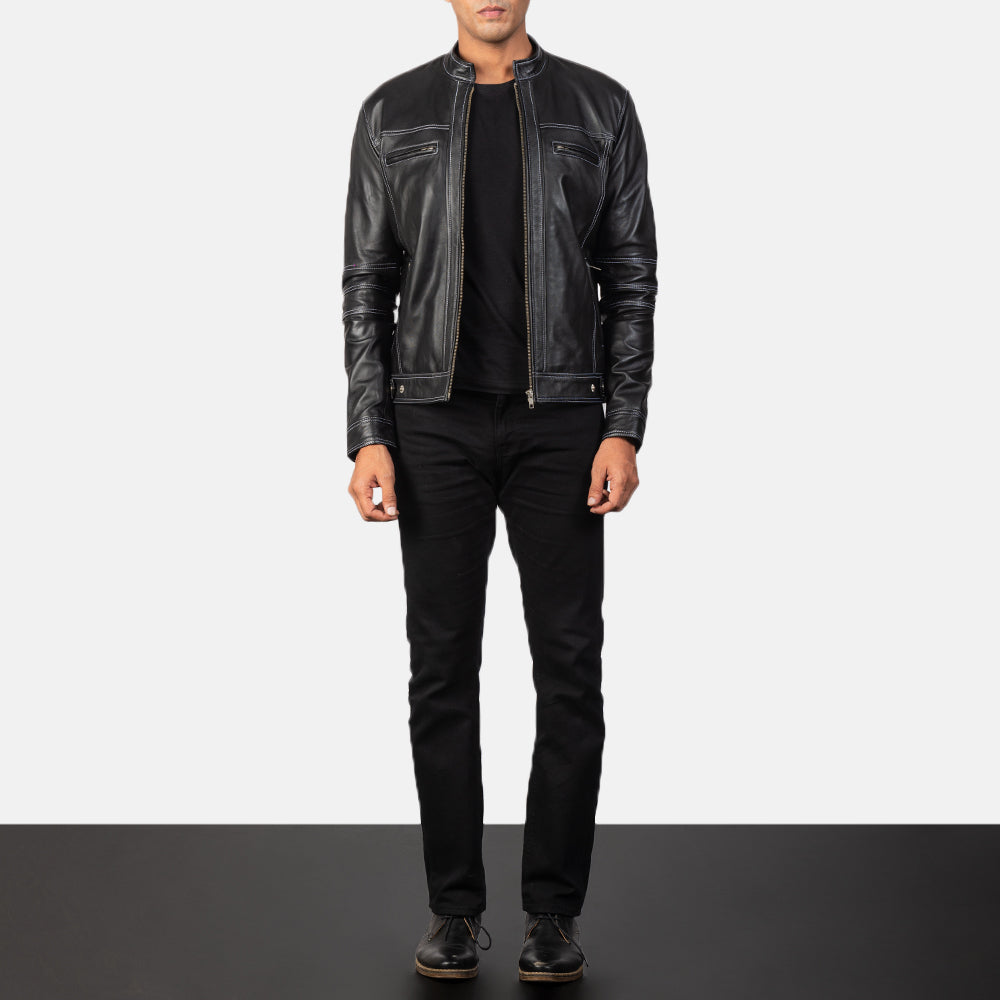 Youngster Distressed Black Leather Jacket - Vista de perfil lateral con corte ergonómico de manga