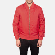 Detalle de cerca of Varsity &amp; Zipper Hardware on Men's Zack Rojo Cazadora Bomber de Cuero para Hombre