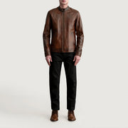 Detalle de cerca of Snap Button &amp; Zipper Hardware on Zen Efecto Envejecido Marrón Chaqueta Biker de Cuero para Hombre