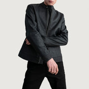 Zen Tumbled Negro Chaqueta Biker de Cuero para Hombre - Vista de perfil lateral con corte ergonómico de manga